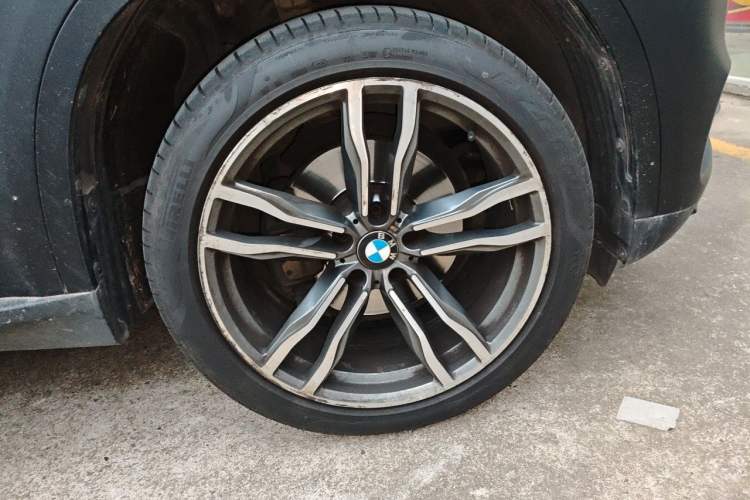 Used BMW X5 2017 xDrive28i Right Front Wheel Hub
