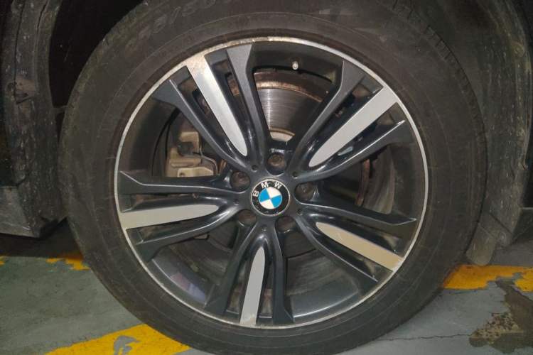 Used BMW X5 2017 xDrive35i Elegant Edition Right Front Wheel Hub