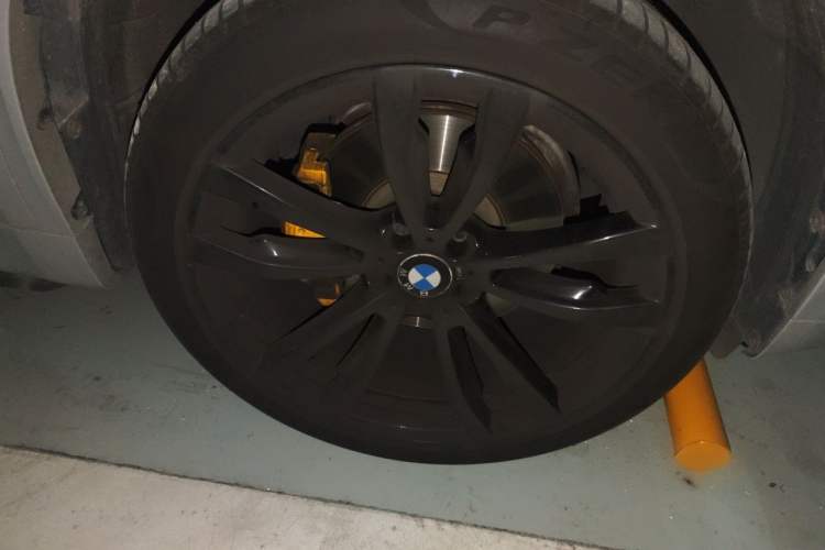 Used BMW X5  Right Front Wheel Hub