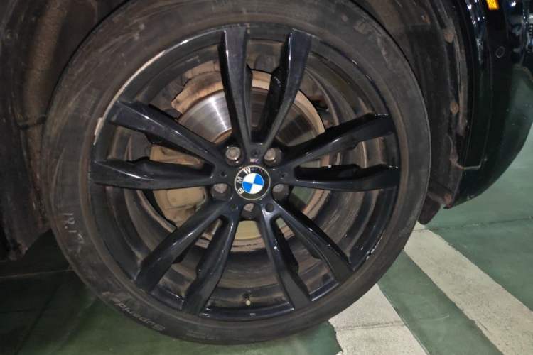 Used BMW X5 2017 xDrive35i Standard Model U.S. Specification Right Front Wheel Hub