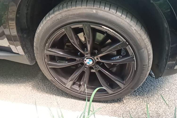 Used BMW X5 2017 xDrive28i Right Front Wheel Hub