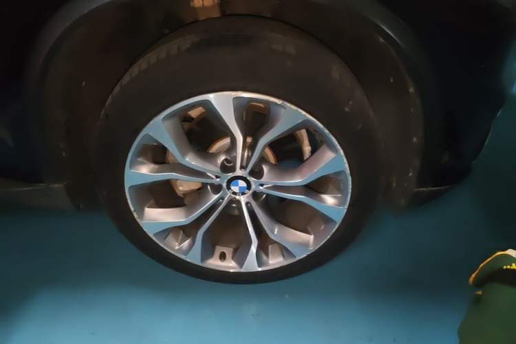 Used BMW X5 2017 xDrive35i Luxury Edition Right Front Wheel Hub