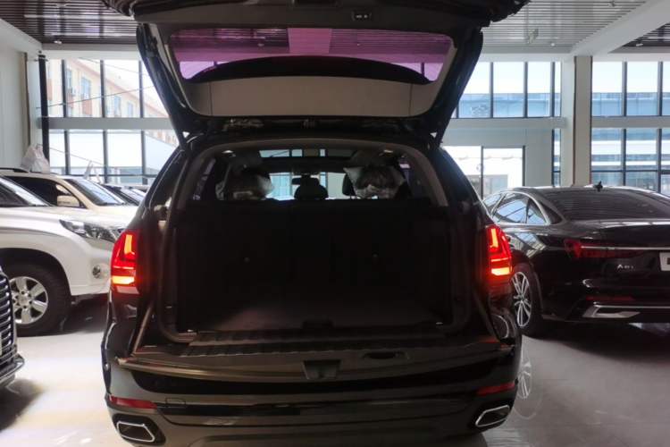 Used BMW X5 2017 xDrive35i Standard Model U.S. Specification Trunk
