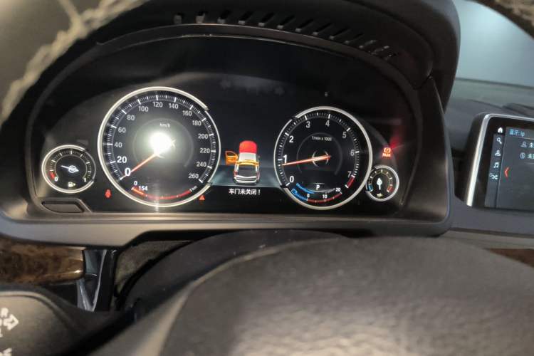 Used BMW X5 2017 xDrive28i Odometer Close Up