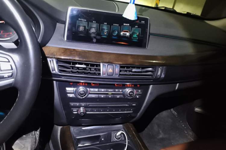 Used BMW X5 2017 xDrive28i Audio And AC Panel