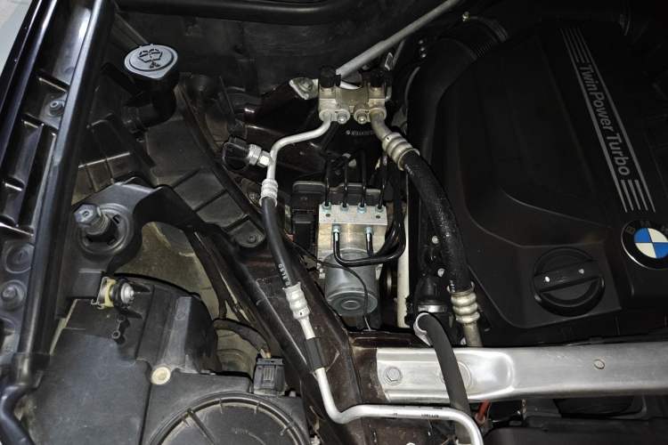 Used BMW X5 2017 xDrive35i Elegant Edition Engine Bay Right