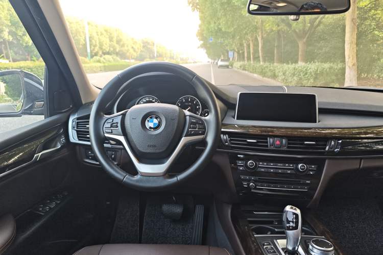Used BMW X5 2017 xDrive35i Elegant Edition Interior 10