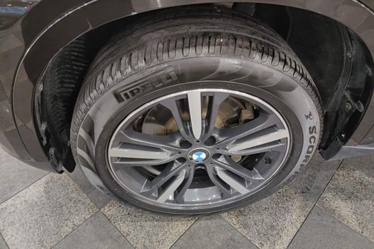 Used BMW X5 2017 xDrive35i Elegant Edition Left Front Wheel Hub