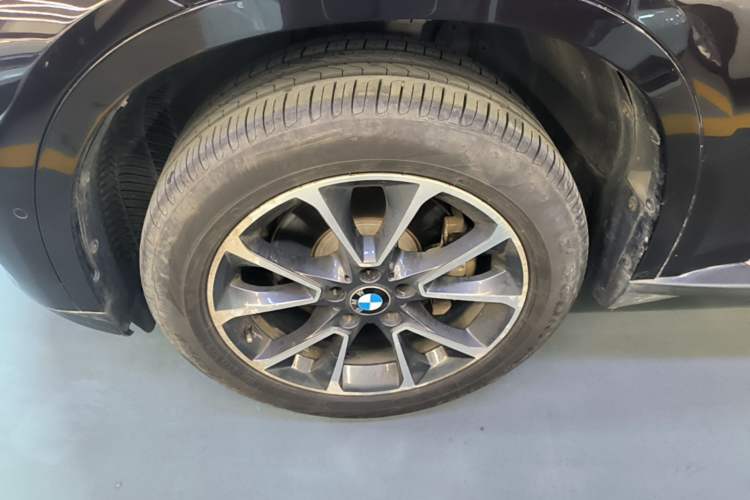 Used BMW X5 2017 xDrive35i Elegant Edition Left Front Wheel Hub