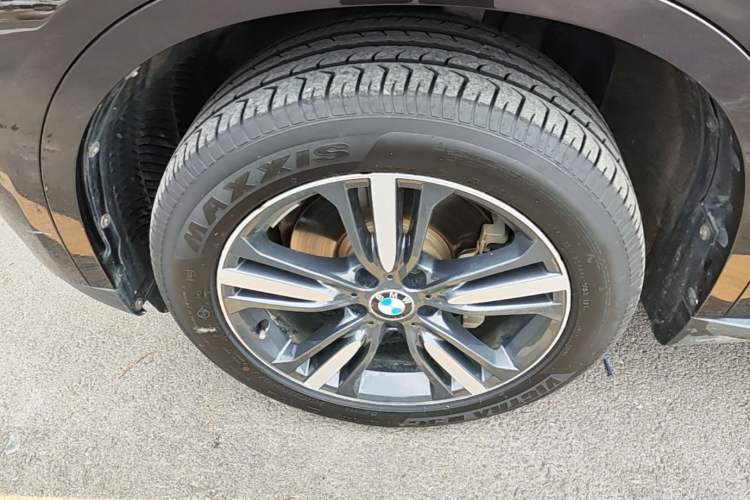 Used BMW X5 2017 xDrive35i Elegant Edition Left Front Wheel Hub