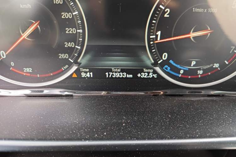 Used BMW X5 2017 xDrive28i Odometer Close Up