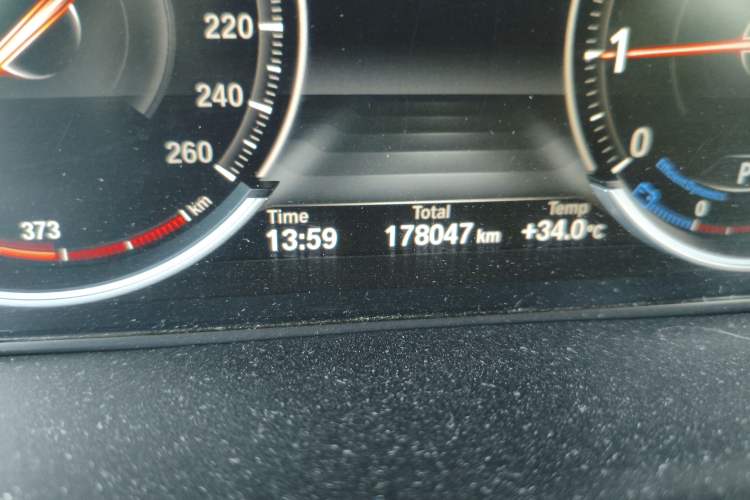 Used BMW X5 2017 xDrive28i Odometer Close Up