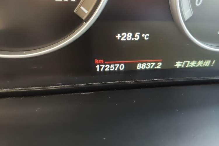 Used BMW X5 2017 xDrive28i Odometer Close Up