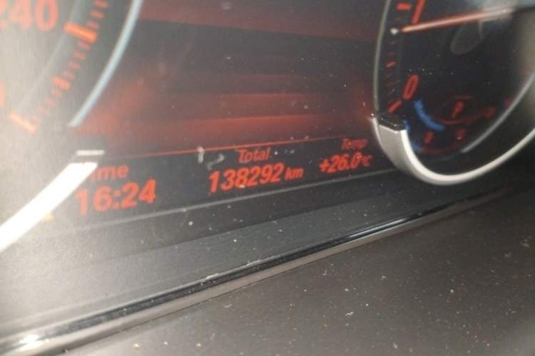 Used BMW X5 2017 xDrive28i Odometer Close Up