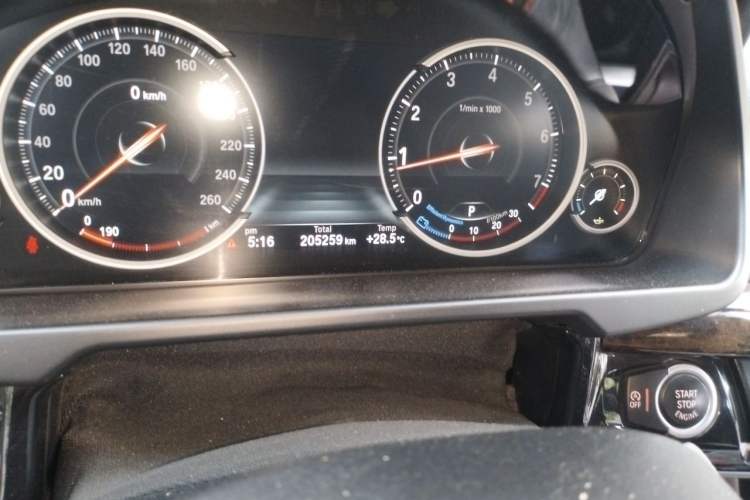 Used BMW X5 2017 xDrive28i Odometer Close Up