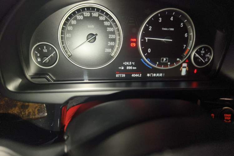 Used BMW X5 2017 xDrive28i Odometer Close Up