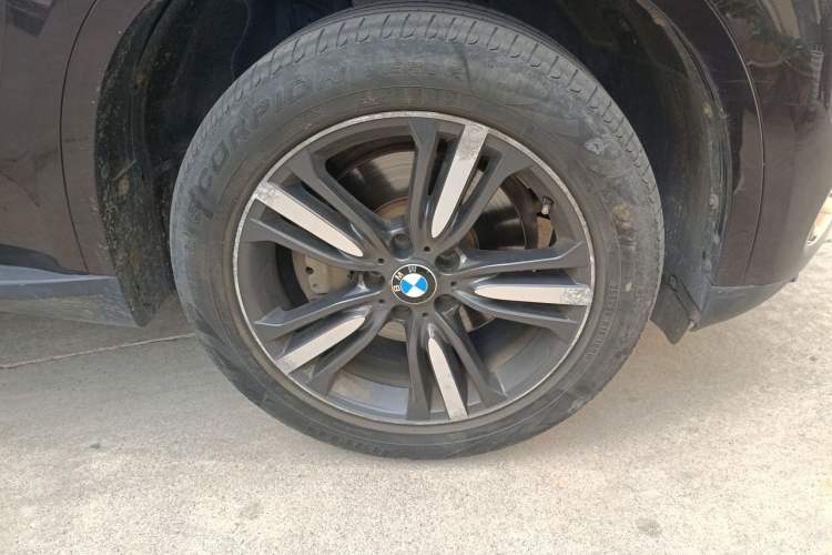 Used BMW X5 2017 xDrive35i Elegant Edition Right Front Wheel Hub