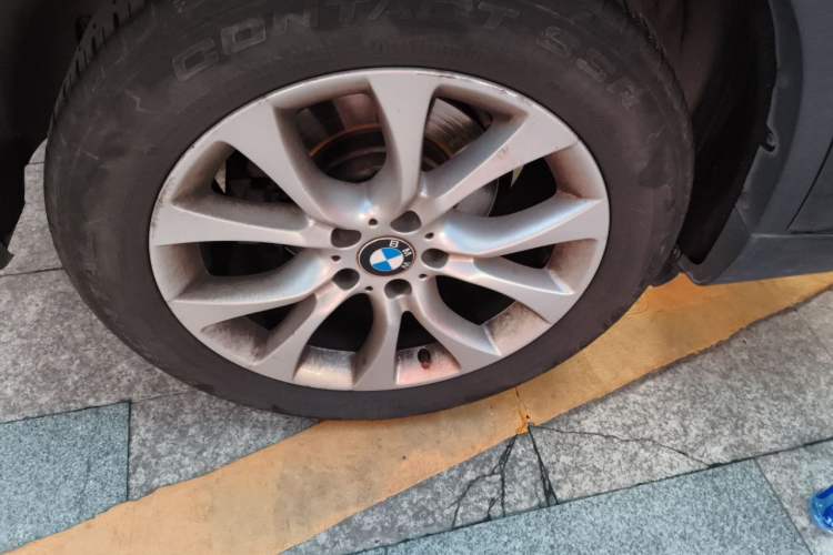 Used BMW X5 2017 xDrive35i Elegant Edition Right Front Wheel Hub