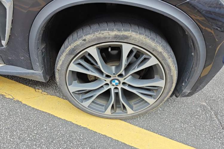 Used BMW X5 2017 xDrive28i Right Front Wheel Hub