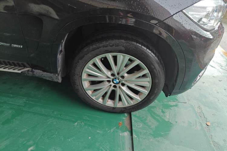 Used BMW X5 2017 xDrive28i Right Front Wheel Hub