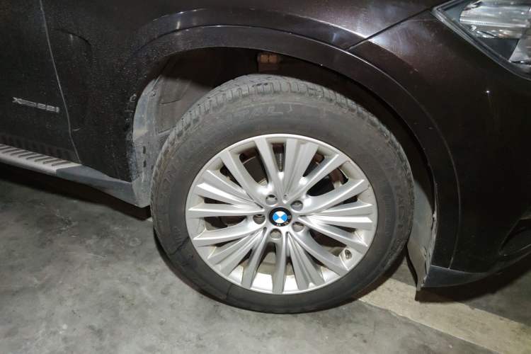 Used BMW X5 2017 xDrive28i Right Front Wheel Hub