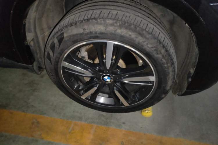 Used BMW X5 2017 xDrive35i Elegant Edition Right Front Wheel Hub
