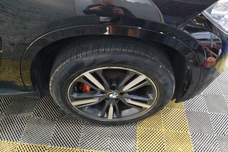 Used BMW X5 2017 xDrive35i Elegant Edition Right Front Wheel Hub