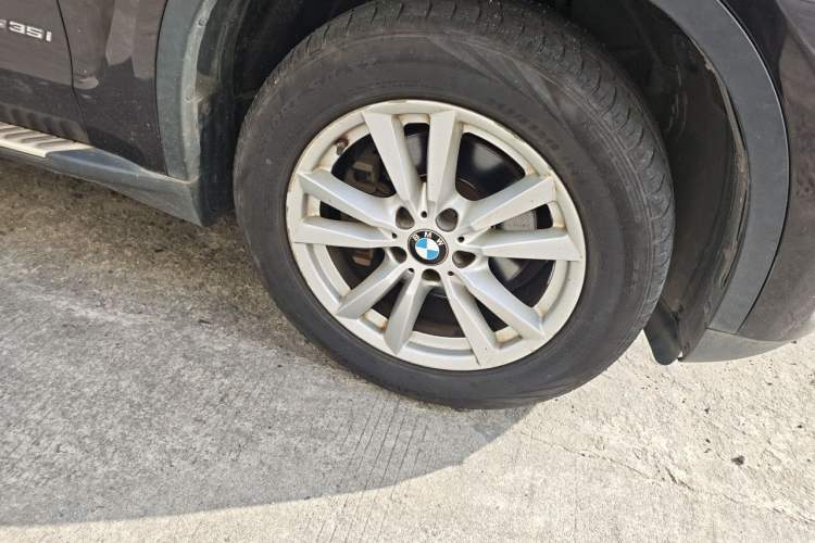 Used BMW X5  Right Front Wheel Hub