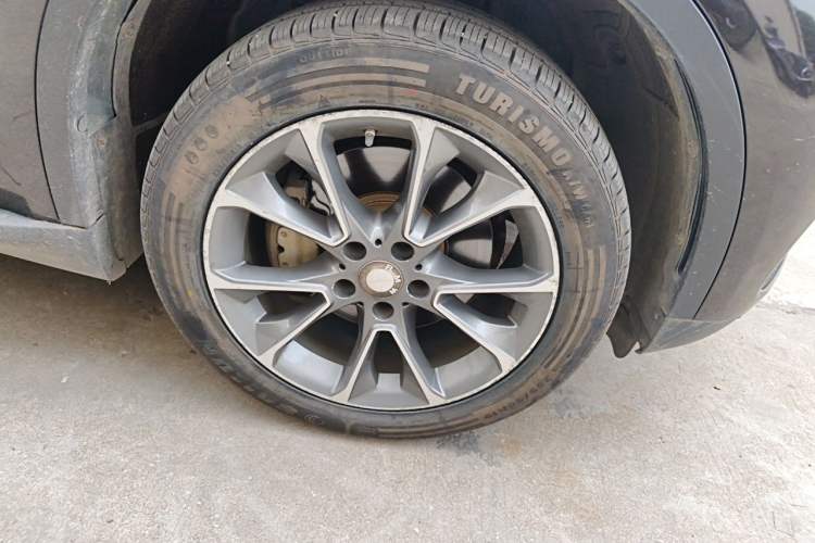 Used BMW X5 2017 xDrive35i Elegant Edition Right Front Wheel Hub