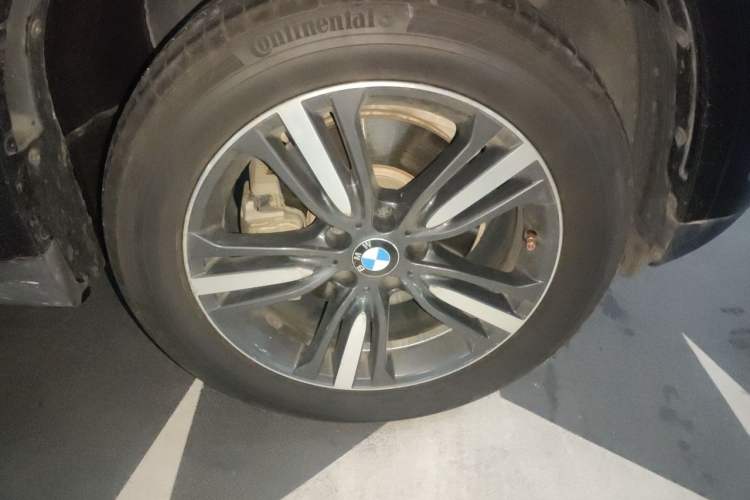 Used BMW X5 2017 xDrive35i Elegant Edition Right Front Wheel Hub