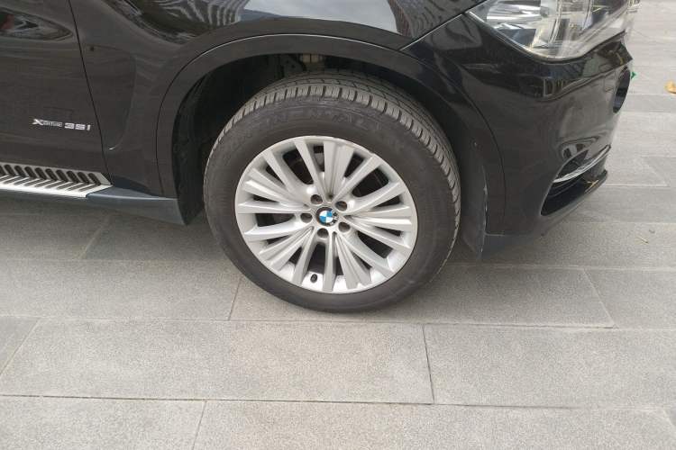 Used BMW X5 2017 xDrive28i Right Front Wheel Hub