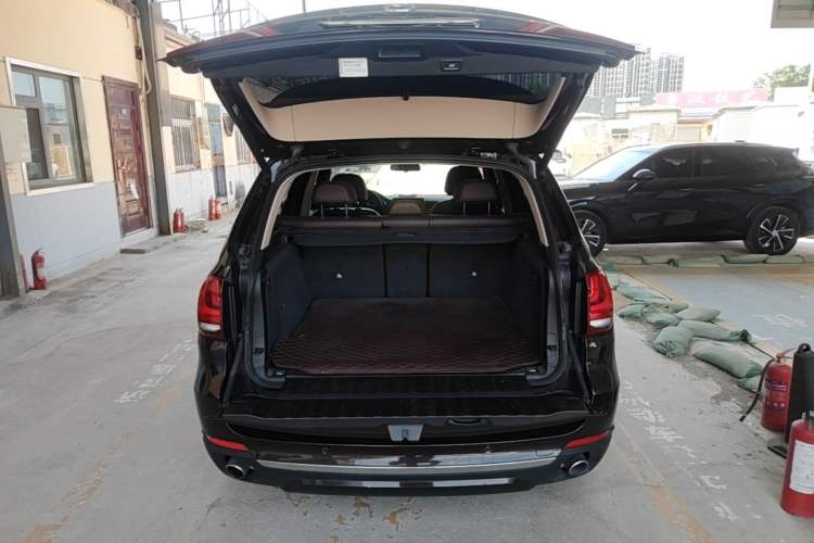Used BMW X5 2017 xDrive28i Trunk