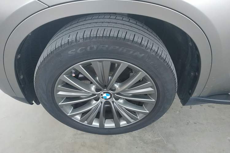 Used BMW X5 2017 xDrive28i Left Front Wheel Hub