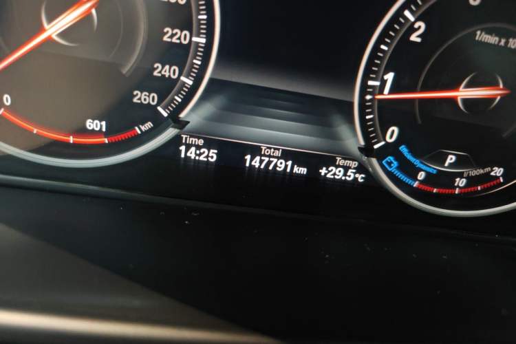Used BMW X5 2017 xDrive28i Odometer Close Up