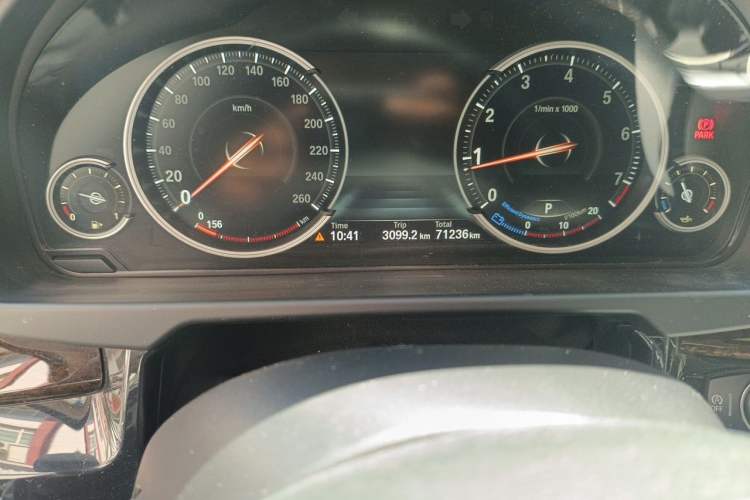 Used BMW X5 2017 xDrive28i Odometer Close Up