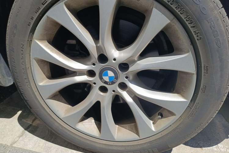 Used BMW X5 2017 xDrive28i Right Front Wheel Hub