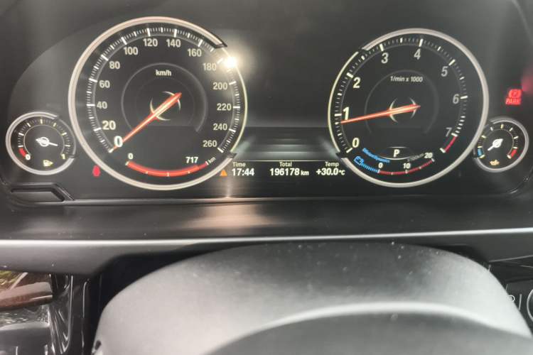 Used BMW X5 2017 xDrive28i Odometer Close Up
