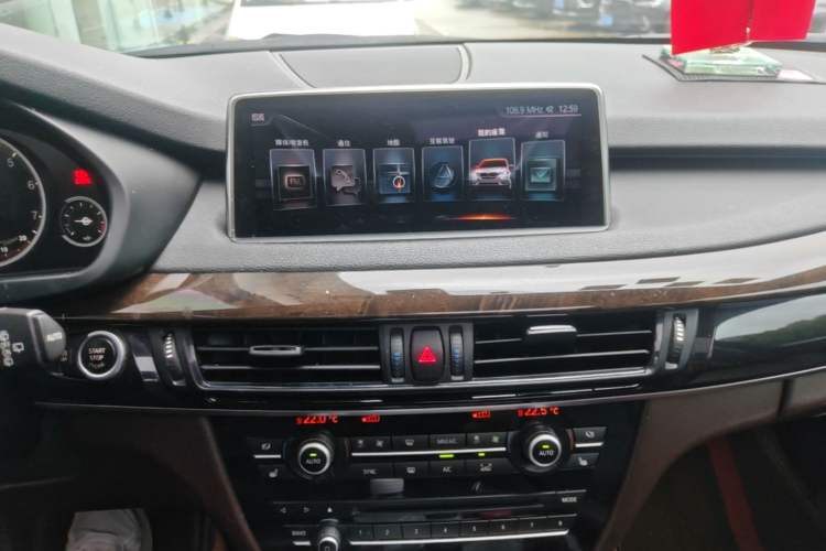Used BMW X5 2017 xDrive28i Audio And AC Panel