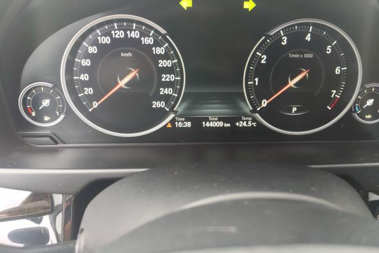 Used BMW X5 2017 xDrive28i Odometer Close Up