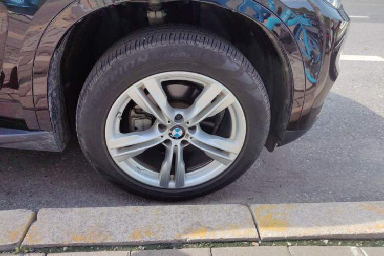 Used BMW X5 2017 xDrive28i Right Front Wheel Hub