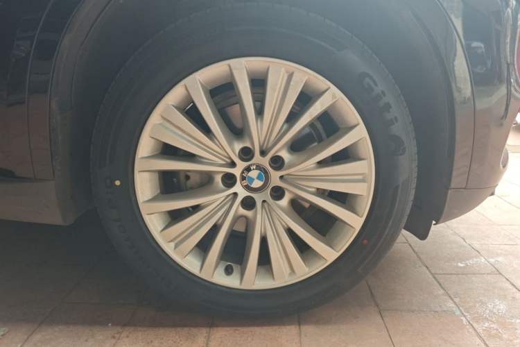 Used BMW X5 2017 xDrive28i Right Front Wheel Hub