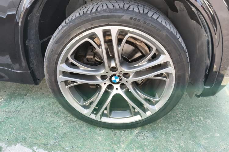 Used BMW X5 2017 xDrive28i Right Front Wheel Hub