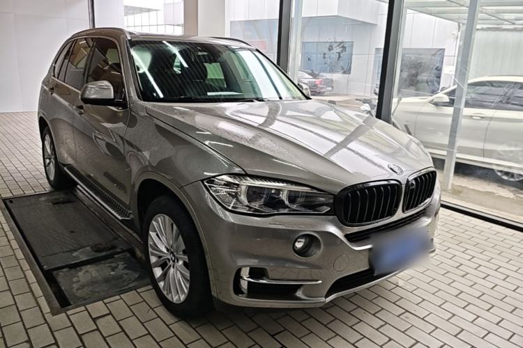 Used BMW X5 2017 xDrive28i Front Right 45 Deg