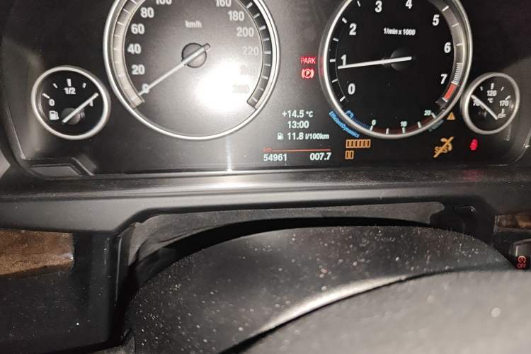Used BMW X5 2017 xDrive28i Odometer Close Up
