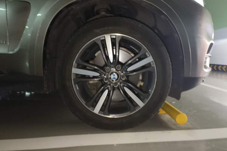 Used BMW X5 2017 xDrive35i Elegant Edition Right Front Wheel Hub