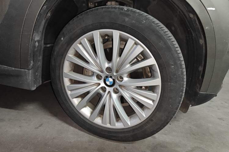 Used BMW X5 2017 xDrive28i Right Front Wheel Hub