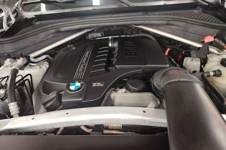 Used BMW X5 2017 xDrive35i Standard Model U.S. Specification Engine Bay