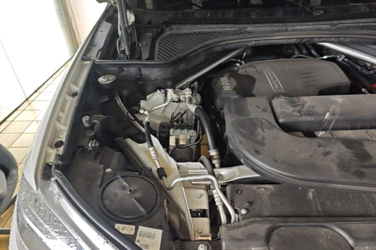 Used BMW X5 2017 xDrive28i Engine Bay Right