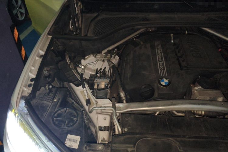Used BMW X5 2017 xDrive35i M Sport Edition Engine Bay Right