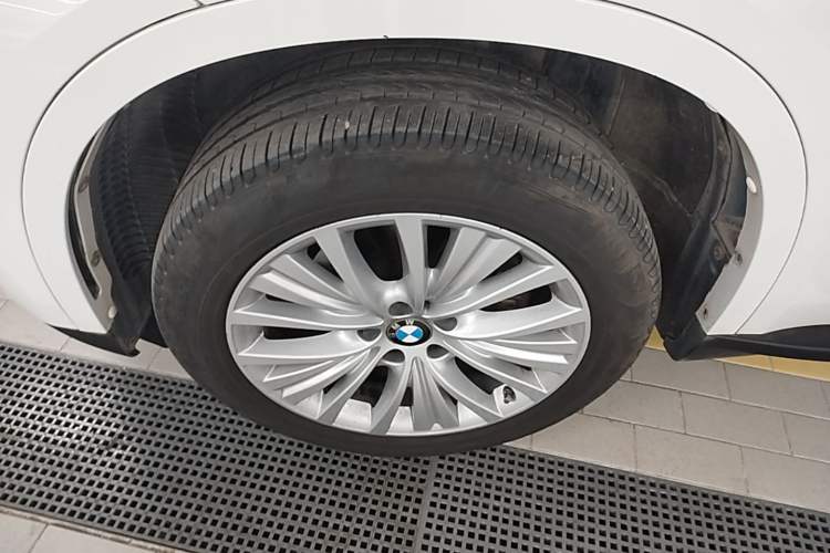 Used BMW X5 2017 xDrive28i Left Front Wheel Hub
